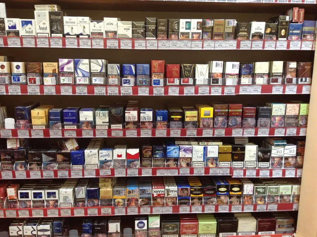 В каком магазине можно купить сигареты. Сигареты ассортимент. Табачные изделия. Магазин сигарет. Марки сигарет магазин.